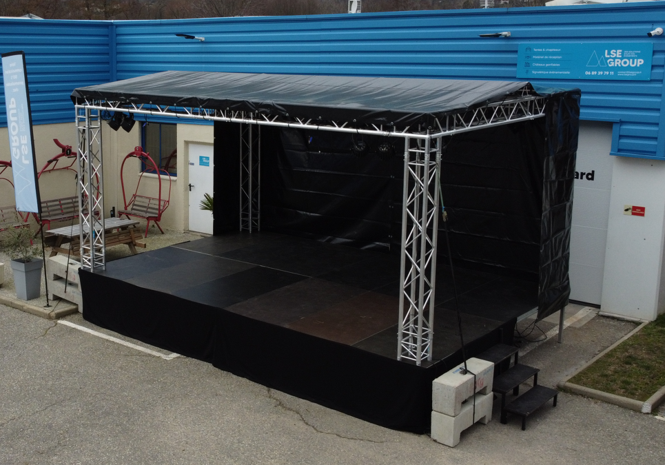 Scène couverte en pont scénique personnalisable - LSE Group