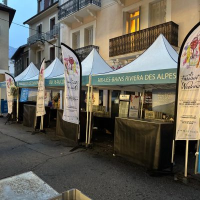Tentes pliantes 3x3m avec bandeaux personnalisés pour l'agence Aix les Bains Riviera des Alpes