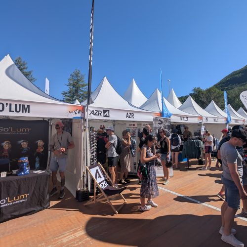 Tentes pliantes 3x3m avec bandeaux personnalisés sur le village exposants de la Maxi-Race à Annecy (74)
