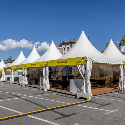 Pagodes 5x5m avec bandeaux personnalisés installées sur plancher pour le village départ de l'Étape du Tour de France Femmes avec Zwift à Chambéry