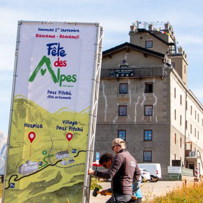 Totem personnalisé en pont scénique pour la Fête des Alpes organisée par le département de la Savoie