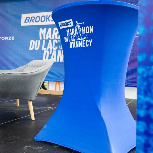 Mange-debout avec housse personnalisée Brooks Marathon du Lac d'Annecy
