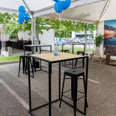 Mange-debout premium cubo avec tabourets brasserie
