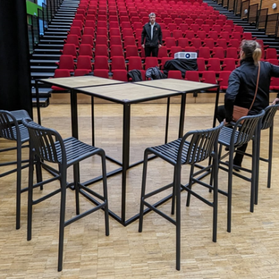 Mange-debout premium cubo avec chaises hautes