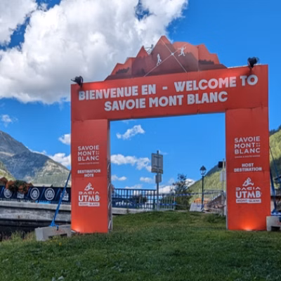 Arche Savoie Mont Blanc avec découpe à la forme de panneaux akilux