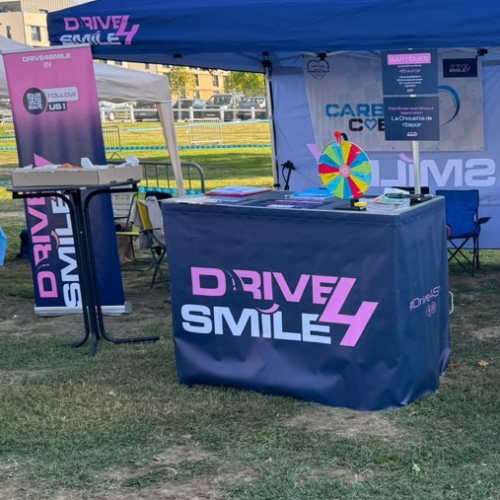 Banque d'accueil pliante avec jupe personnalisée Drive4Smile