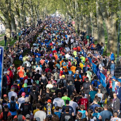 Totems personnalisés en pont scénique sur la ligne de départ du Brooks Marathon du Lac d'Annecy